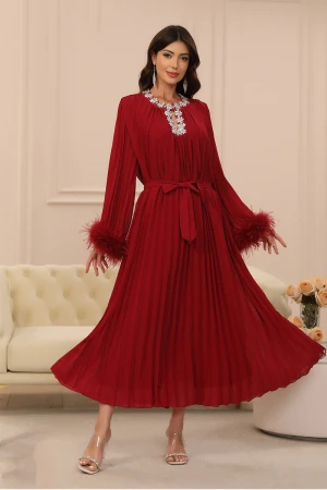 فستان نسائي طويل لون أحمر ياقة دائرية مزينة بالكريستال ذو أكمام طويلة بأطراف ريش و رباط في الخصر 