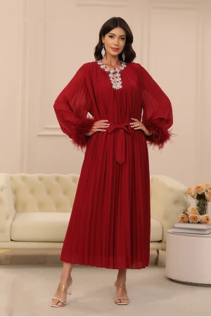 فستان نسائي طويل لون أحمر ياقة دائرية مزينة بالكريستال ذو أكمام طويلة بأطراف ريش و رباط في الخصر 
