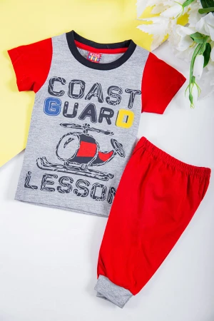 طقم ولادي قطعتين تيشيرت لون رمادي مزين بكتابات و رسومات من الأمام مع بنطلون طويل لون أحمر بزم في الأسفل 