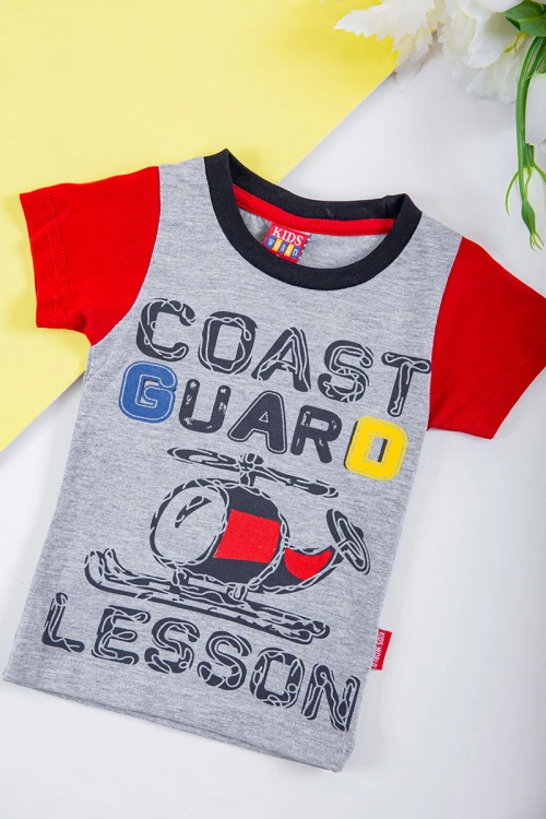 طقم ولادي قطعتين تيشيرت لون رمادي مزين بكتابات و رسومات من الأمام مع بنطلون طويل لون أحمر بزم في الأسفل