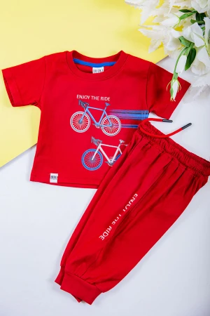 طقم ولادي قطعتين تيشيرت لون أحمر مزين بكتابات و رسومات من الأمام مع بنطلون طويل لون أحمر برباط في الخصر و زم في الأسفل 