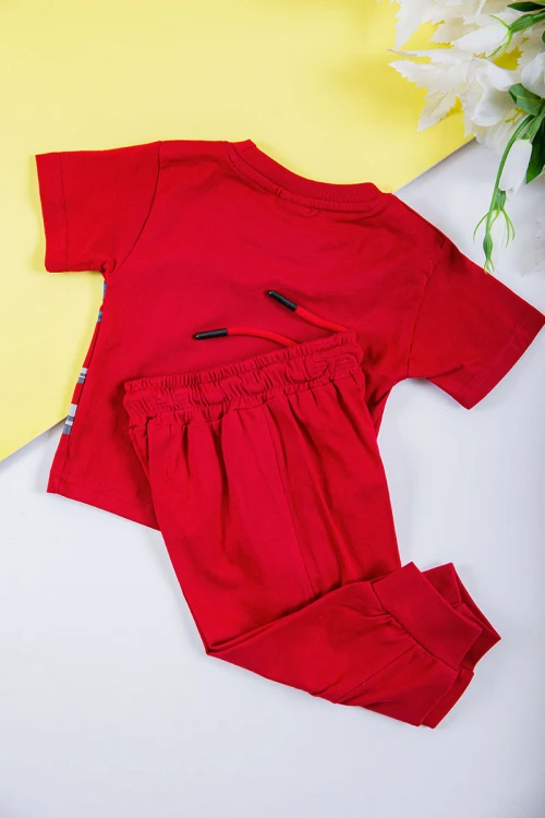 طقم ولادي قطعتين تيشيرت لون أحمر مزين بكتابات و رسومات من الأمام مع بنطلون طويل لون أحمر برباط في الخصر و زم في الأسفل