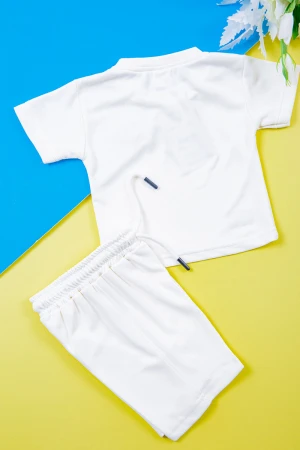 طقم ولادي قطعتين تيشيرت لون أبيض مزين بكتابات و رسومات من الأمام مع شورت لون أبيض برباط في الخصر 