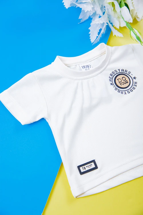 طقم ولادي قطعتين تيشيرت لون أبيض مزين بكتابات و رسومات من الأمام مع شورت لون أبيض برباط في الخصر