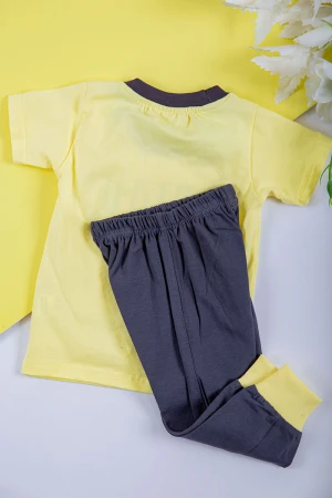 طقم ولادي قطعتين تيشيرت لون أصفر مزين بكتابات و رسومات من الأمام مع بنطلون طويل لون رصاصي بزم في الأسفل 