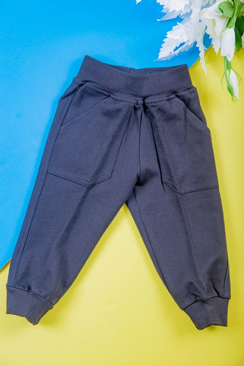 طقم ولادي قطعتين تيشيرت لون سماوي مزين بكتابات و رسومات من الأمام مع بنطلون طويل لون أسود بجيوب من الجانبين و زم في الأسفل