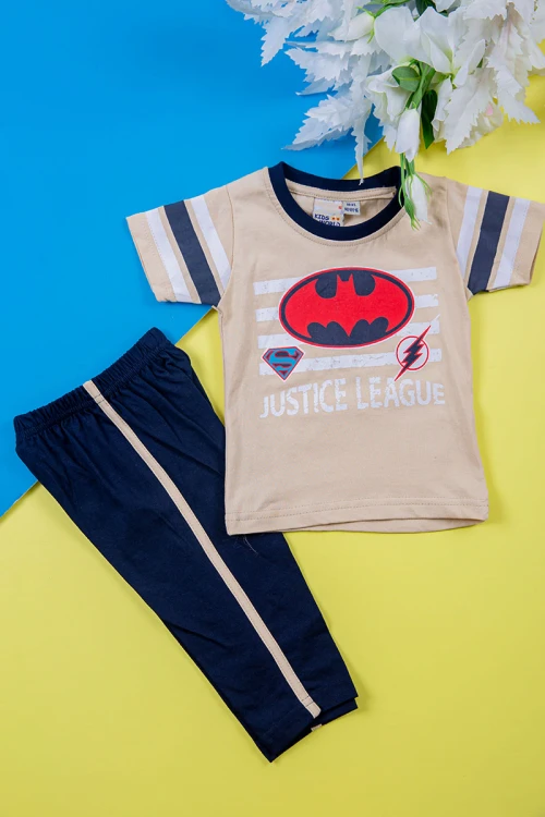 طقم ولادي قطعتين تيشيرت لون بيج مزين بكتابات و رسومات من الأمام مع بنطلون طويل لون كحلي