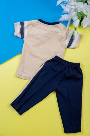 طقم ولادي قطعتين تيشيرت لون بيج مزين بكتابات و رسومات من الأمام مع بنطلون طويل لون كحلي 