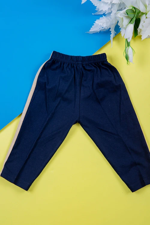 طقم ولادي قطعتين تيشيرت لون بيج مزين بكتابات و رسومات من الأمام مع بنطلون طويل لون كحلي