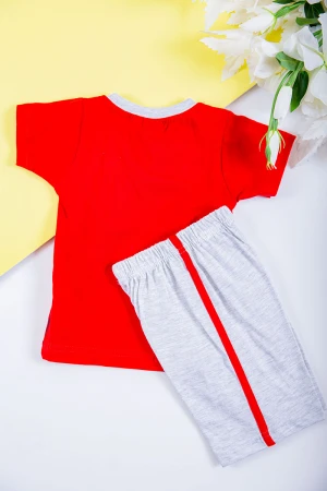 طقم ولادي قطعتين تيشيرت لون أحمر مزين بكتابات و رسومات من الأمام مع شورت لون رمادي 