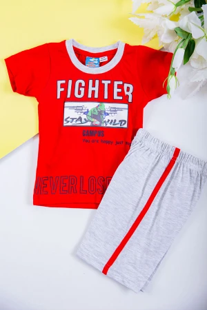 طقم ولادي قطعتين تيشيرت لون أحمر مزين بكتابات و رسومات من الأمام مع شورت لون رمادي 