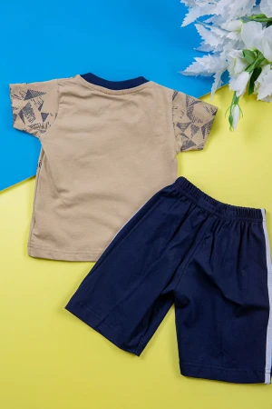 طقم ولادي قطعتين تيشيرت لون بيج غامق مزين بكتابات و رسومات من الأمام مع شورت لون كحلي