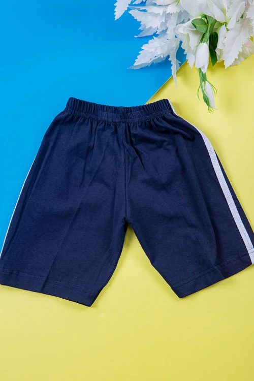 طقم ولادي قطعتين تيشيرت لون بيج غامق مزين بكتابات و رسومات من الأمام مع شورت لون كحلي