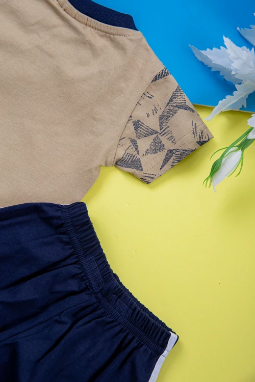 طقم ولادي قطعتين تيشيرت لون بيج غامق مزين بكتابات و رسومات من الأمام مع شورت لون كحلي