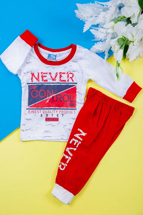 طقم ولادي قطعتين بلوزة لون أبيض مزينة بكتابات و رسومات من الأمام مع بنطلون طويل لون أحمر بكتابات و جيوب من الجانبين و زم في الأطراف