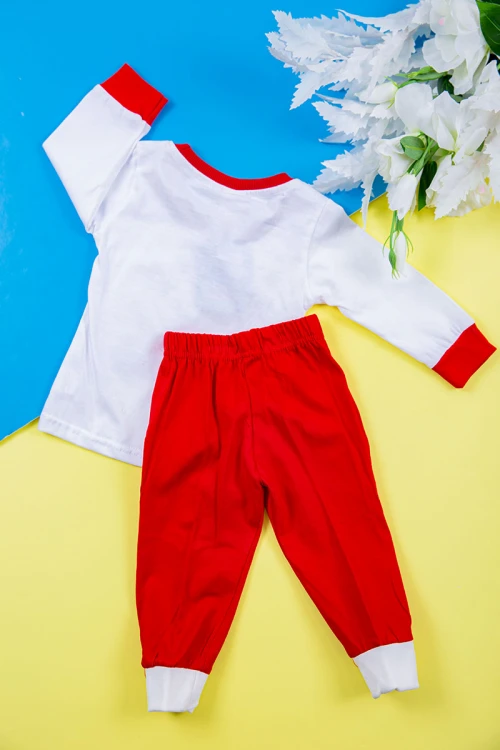 طقم ولادي قطعتين بلوزة لون أبيض مزينة بكتابات و رسومات من الأمام مع بنطلون طويل لون أحمر بكتابات و جيوب من الجانبين و زم في الأطراف