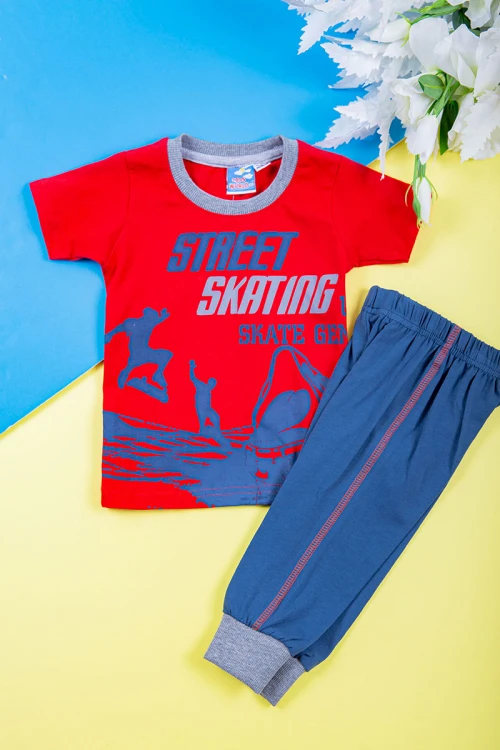 طقم ولادي قطعتين تيشيرت لون أحمر مزين بكتابات و رسومات من الأمام مع بنطلون طويل لون أزرق بزم في الأسفل