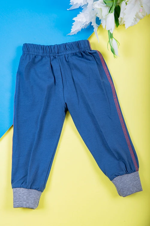 طقم ولادي قطعتين تيشيرت لون أحمر مزين بكتابات و رسومات من الأمام مع بنطلون طويل لون أزرق بزم في الأسفل