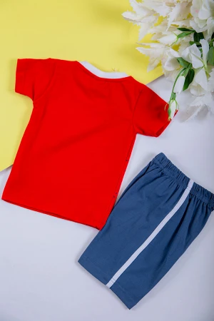 طقم ولادي قطعتين تيشيرت لون أحمر مزين بكتابات من الأمام مع شورت لون أزرق 
