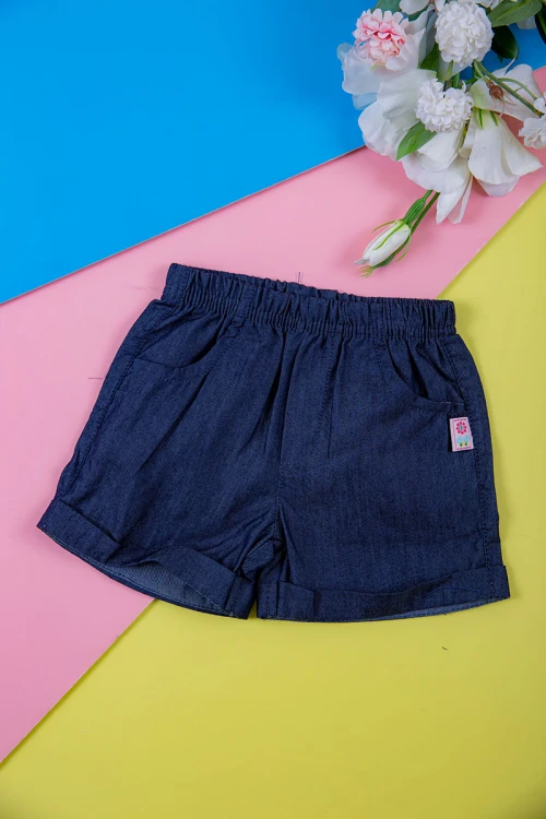 طقم بناتي قطعتين بلوزة مخططة متعدده الالوان بأزرار من الأمام مع شورت جينز بخصر مطاطي و جيوب من الجانبين