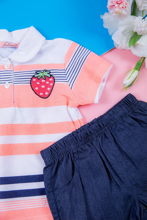 طقم بناتي قطعتين بلوزة مخططة متعدده الالوان بأزرار من الأمام مع شورت جينز بخصر مطاطي و جيوب من الجانبين