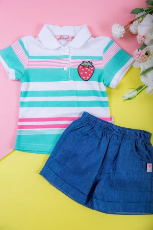 طقم بناتي قطعتين بلوزة مخططة متعدده الالوان بأزرار من الأمام مع شورت جينز بخصر مطاطي و جيوب من الجانبين