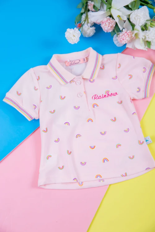 طقم بناتي قطعتين بلوزة متعدد الالوان مزينة بكتابات و رسومات مع شورت  بخصر مطاطي و جيوب من الجانبين