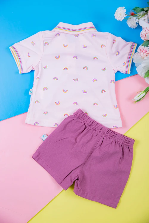 طقم بناتي قطعتين بلوزة متعدد الالوان مزينة بكتابات و رسومات مع شورت  بخصر مطاطي و جيوب من الجانبين