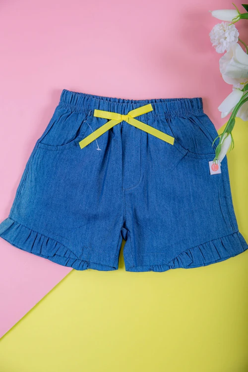 طقم بناتي قطعتين بلوزة مخططة بأزرار من الأمام مزينة بطبعات مع شورت جينز بخصر مطاطي و جيوب من الجانبين مزين بفيونكة من الأمام