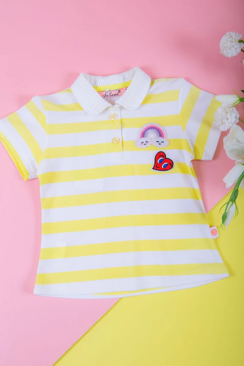 طقم بناتي قطعتين بلوزة مخططة بأزرار من الأمام مزينة بطبعات مع شورت جينز بخصر مطاطي و جيوب من الجانبين مزين بفيونكة من الأمام