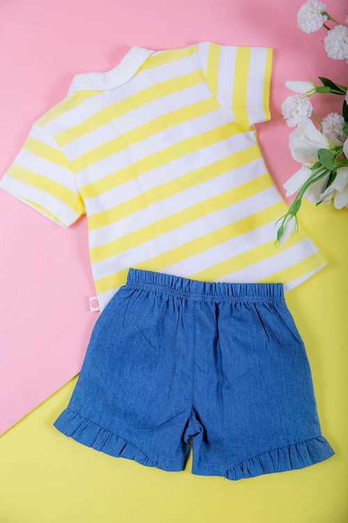 طقم بناتي قطعتين بلوزة مخططة بأزرار من الأمام مزينة بطبعات مع شورت جينز بخصر مطاطي و جيوب من الجانبين مزين بفيونكة من الأمام