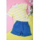 طقم بناتي قطعتين بلوزة مخططة بأزرار من الأمام مزينة بطبعات مع شورت جينز بخصر مطاطي و جيوب من الجانبين مزين بفيونكة من الأمام