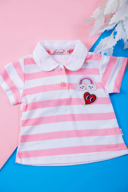 طقم بناتي قطعتين بلوزة مخططة بأزرار من الأمام مزينة بطبعات مع شورت جينز بخصر مطاطي و جيوب من الجانبين مزين بفيونكة من الأمام