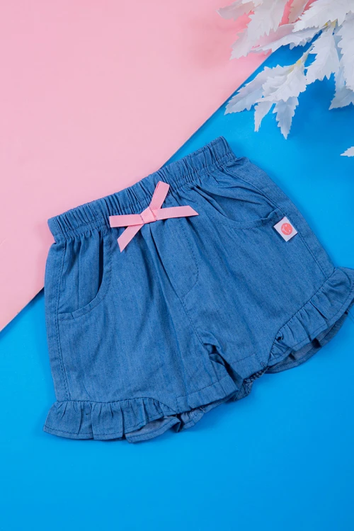 طقم بناتي قطعتين بلوزة مخططة بأزرار من الأمام مزينة بطبعات مع شورت جينز بخصر مطاطي و جيوب من الجانبين مزين بفيونكة من الأمام