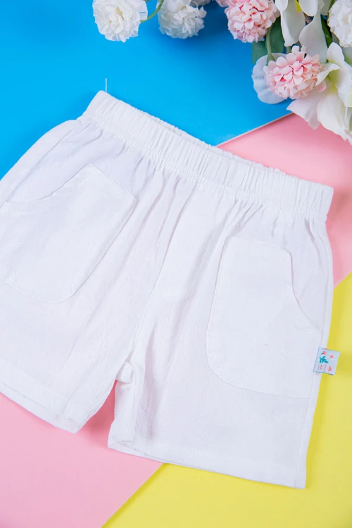 طقم بناتي قطعتين بلوزة مخططة متعدده الالوان بأزرار من الأمام مع شورت جينز بخصر مطاطي و جيوب من الجانبين