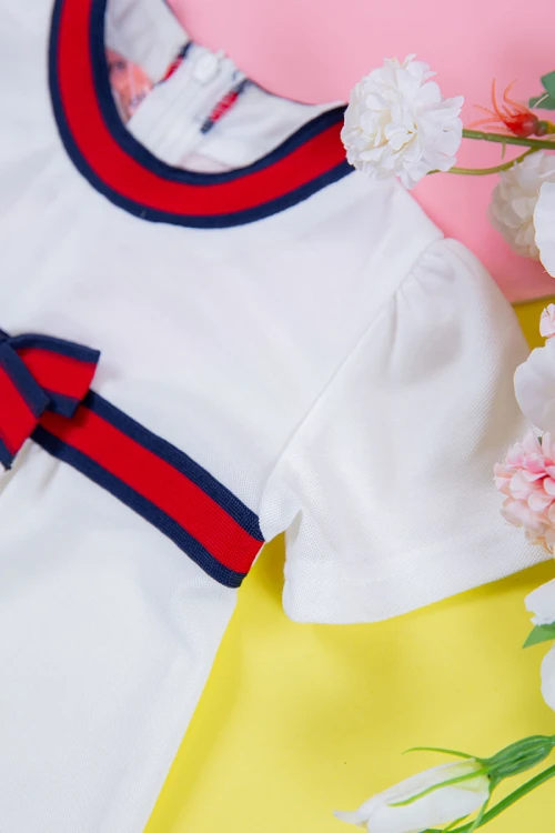 فستان بناتي متعدد الاوان بأكمام قصيرة و ياقة عالية مزينة باللون الأحمر و الكحلي و بفيونكة في الوسط بسحاب مخفي من الخلف