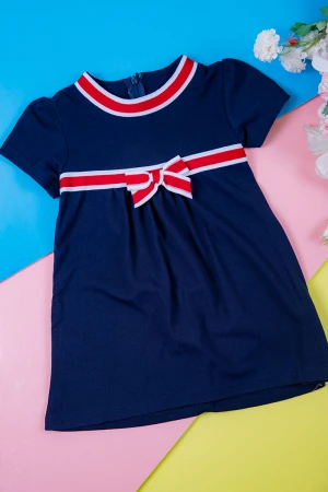 فستان بناتي متعدد الاوان بأكمام قصيرة و ياقة عالية مزينة باللون الأحمر و الكحلي و بفيونكة في الوسط بسحاب مخفي من الخلف 