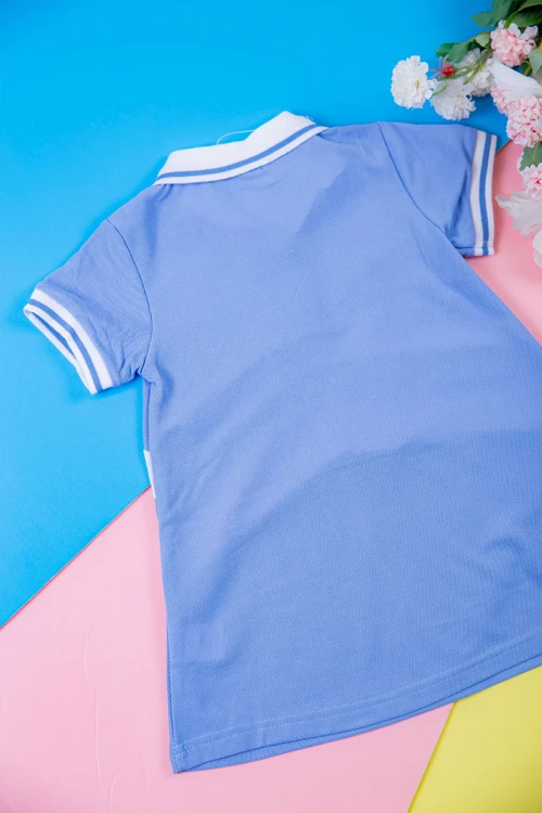 فستان بناتي متعدد الاوان بأكمام قصيرة و بأزرار و كتابات من الأمام مخطط