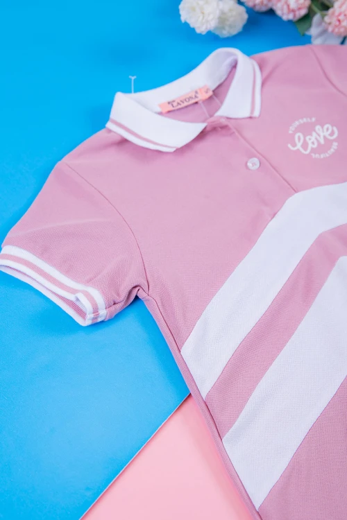 فستان بناتي متعدد الاوان بأكمام قصيرة و بأزرار و كتابات من الأمام مخطط