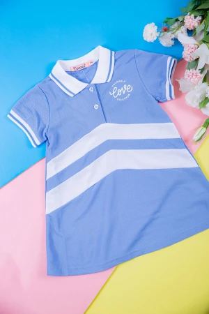 فستان بناتي متعدد الاوان بأكمام قصيرة و بأزرار و كتابات من الأمام مخطط 