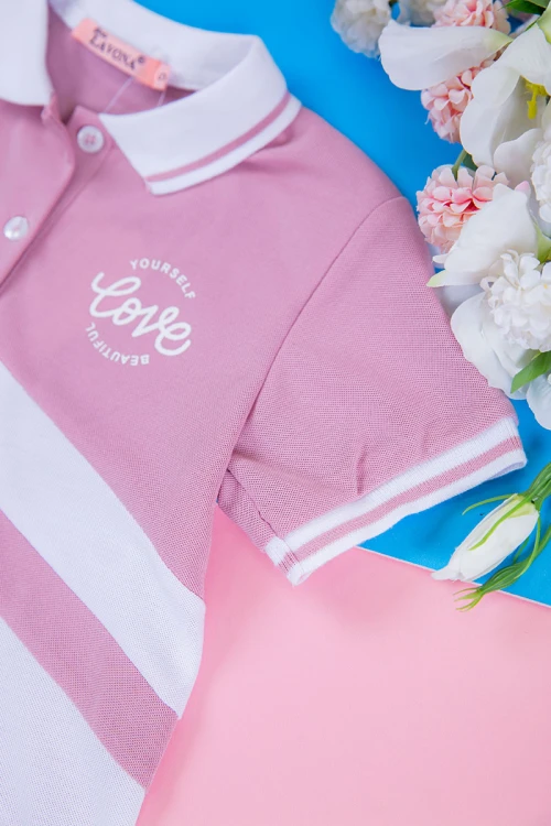 فستان بناتي متعدد الاوان بأكمام قصيرة و بأزرار و كتابات من الأمام مخطط