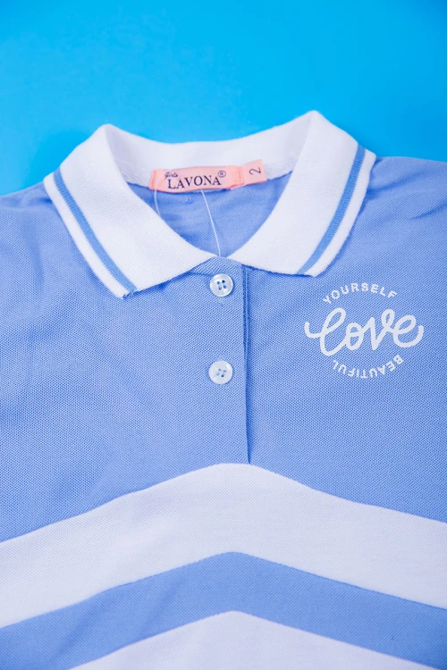 فستان بناتي متعدد الاوان بأكمام قصيرة و بأزرار و كتابات من الأمام مخطط