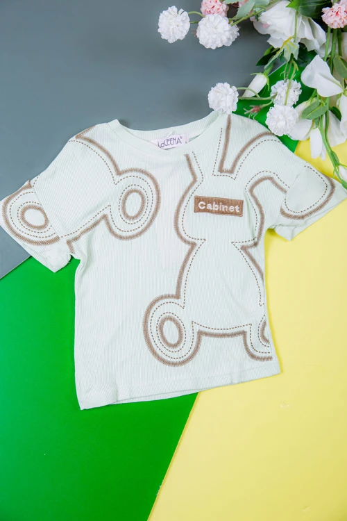 بيجاما بناتي قطعتين متعددة الألوان تيشيرت أبيض بتطريز وكتابات و بنطلون طويل برباط في الخصر