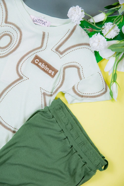 بيجاما بناتي قطعتين متعددة الألوان تيشيرت أبيض بتطريز وكتابات و بنطلون طويل برباط في الخصر