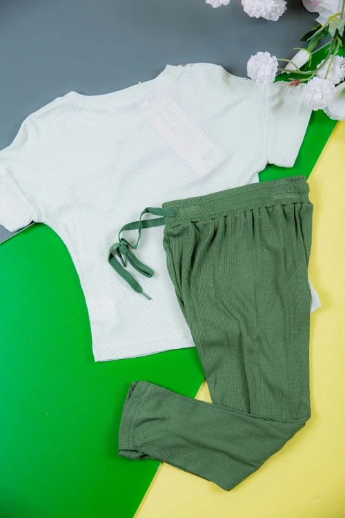 بيجاما بناتي قطعتين متعددة الألوان تيشيرت أبيض بتطريز وكتابات و بنطلون طويل برباط في الخصر