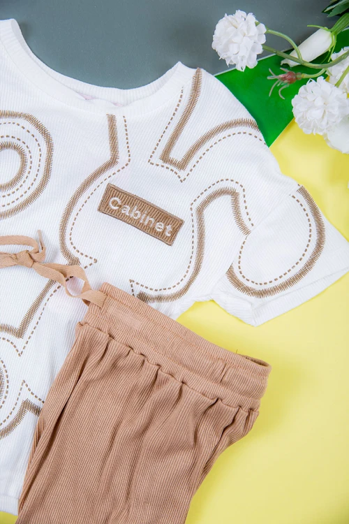 بيجاما بناتي قطعتين متعددة الألوان تيشيرت أبيض بتطريز وكتابات و بنطلون طويل برباط في الخصر