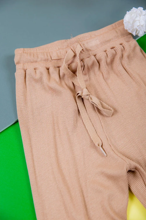 بيجاما بناتي قطعتين متعددة الألوان تيشيرت أبيض بتطريز وكتابات و بنطلون طويل برباط في الخصر