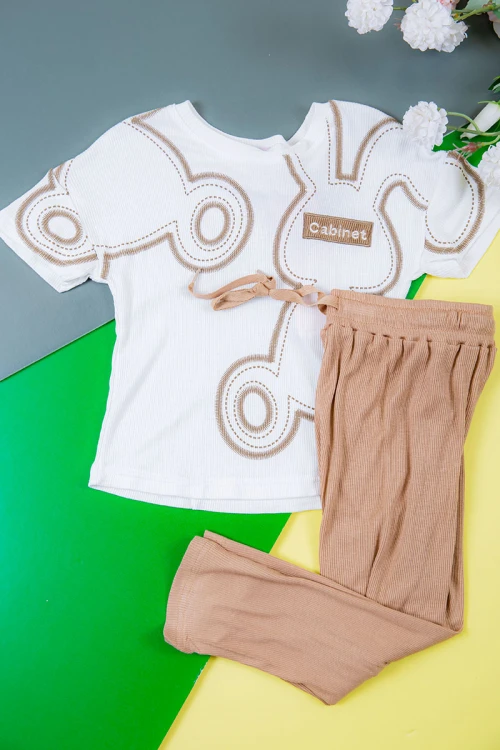 بيجاما بناتي قطعتين متعددة الألوان تيشيرت أبيض بتطريز وكتابات و بنطلون طويل برباط في الخصر