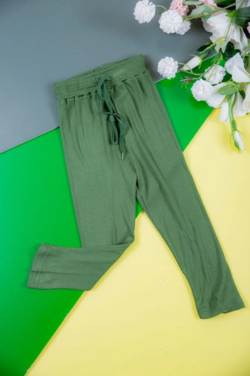 بيجاما بناتي قطعتين متعددة الألوان تيشيرت أبيض بتطريز وكتابات و بنطلون طويل برباط في الخصر