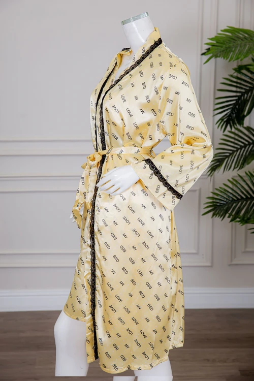 قميص نوم لانجري متعدد الألوان ميدي قطعتين قماش ساتان مزين بكتابات و كلفة من الأطراف و رباط في الخصر